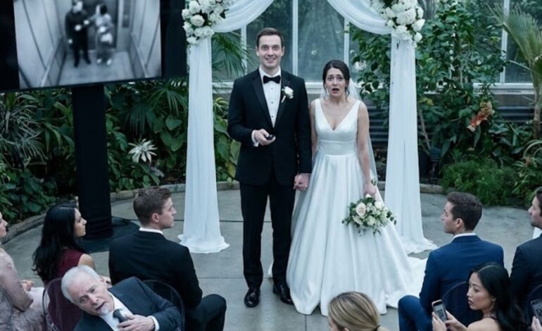 Mijn verloofde sliep met mijn vader voor onze bruiloft; ik maakte van de ceremonie een wraakactie. De avond voor mijn bruiloft liet mijn vader zijn telefoon onvergrendeld staan – en één berichtje van mijn verloofde bezorgde me de rillingen. Ik confronteerde hen niet. Ik zegde niets af. Ik glimlachte, maakte de tafelschikking af en besteedde de volgende drie uur aan het voorbereiden van een ‘verrassing’ voor 150 gasten.