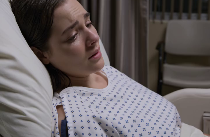 Mijn ouders zeiden dat ik zelf mijn noodoperatie moest regelen, want de verjaardagstaart van mijn zus was belangrijker. Maar toen de traumachirurg de naam op mijn noodcontactformulier zag, bleek werd en fluisterde: “Dat is onmogelijk… hij zei dat je dood was,” besefte ik dat het ergste die nacht niet het ongeluk op die regenachtige snelweg bij Portland was, maar dat iemand al vijfentwintig jaar over mijn leven had gelogen.