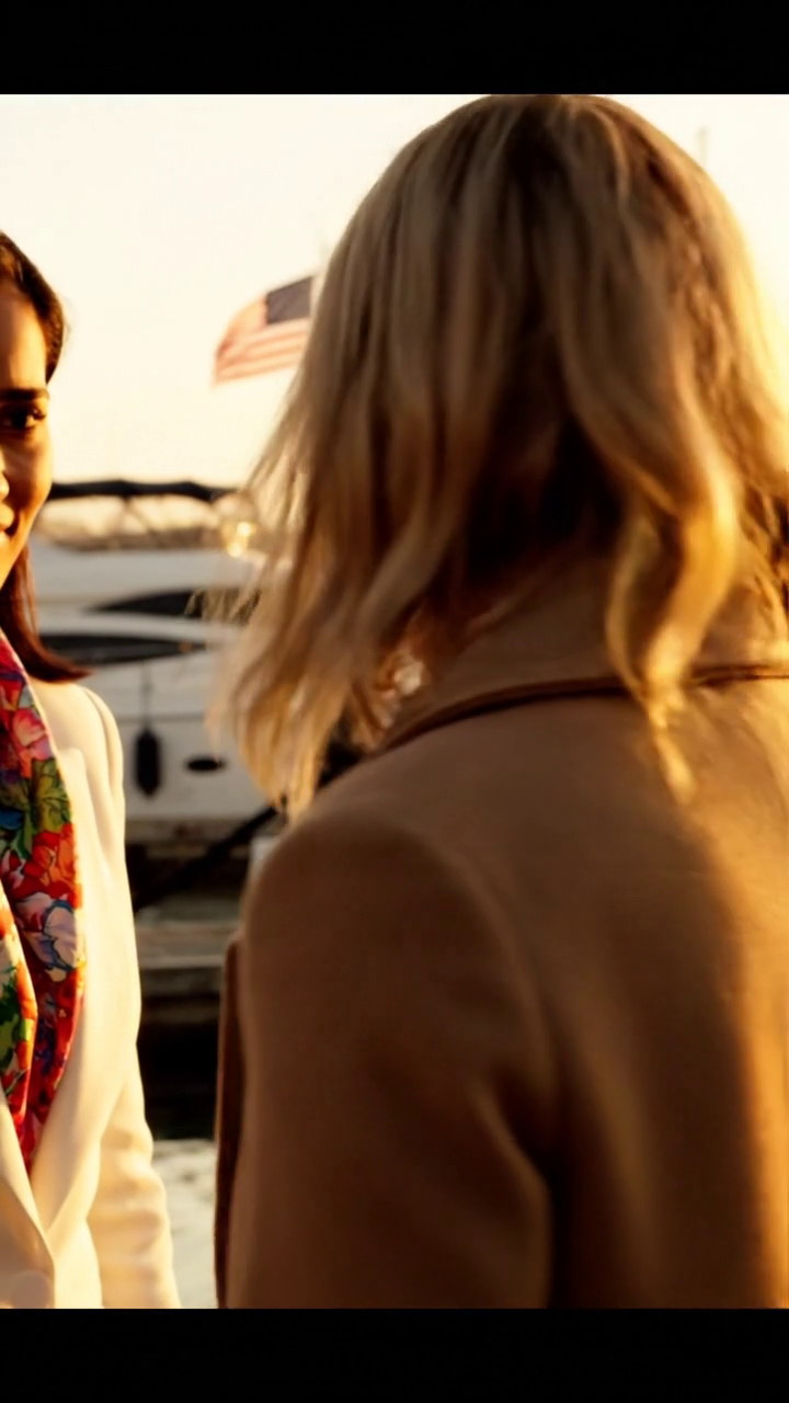 De zus van mijn man zei: “Jij hoort niet thuis op deze jachtreis.” Mijn naam werd van de gastenlijst geschrapt en vervangen door die van haar yogalerares. Bij de gate in Newport grijnsde ze en zei ze dat ik “naar huis moest gaan”. De hele familie keek neer en mijn man bleef stil. Maar op het moment dat ik me omdraaide, riep een bemanningslid iets en alle ogen waren op mij gericht.