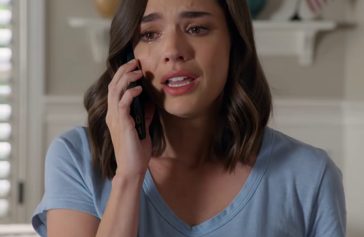 Rachel belde snikkend haar ouders op: “Kevin is vanochtend overleden.” Haar moeder zei: “Kan dit wachten tot morgen? We zijn op Sophia’s verjaardag.” Maar een paar dagen later stonden ze haar woonkamer binnen te dringen en eisten de helft van wat haar overleden man had achtergelaten… Totdat haar 8-jarige dochter naar voren stapte met een kleine envelop, hen recht in de ogen keek en vroeg: “Daarom zijn jullie gekomen, toch?”