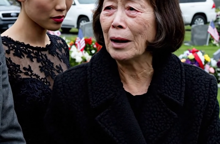 Tijdens de begrafenis van mijn zoon trilde mijn telefoon: “Mam, ik leef nog. Laat haar niet voor me spreken.”