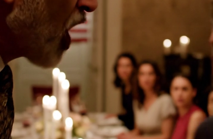 Tijdens het Thanksgiving-diner bij oma thuis stond mijn vader op voor 31 mensen, hief zijn whiskyglas en snauwde: “Ik ben klaar met doen alsof. Ze is niet mijn dochter.” De hele zaal verstijfde. Mijn stiefmoeder had al zakdoekjes in haar hand. Ik glimlachte, liep langzaam naar de garderobekast in de gang, haalde er een stoffige schoenendoos uit en zei: “Als iedereen vanavond de waarheid wil weten, kijk dan goed.”