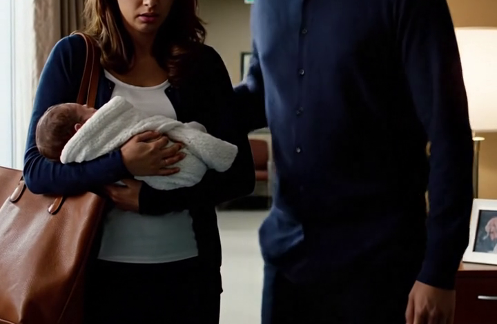 Mijn zus brak de enige regel die ik had en bracht mijn familie bijna om het leven, waarna ze met een glas wijn aan tafel verscheen. Toen ik vroeg waarom ze niet ophield, zei ze: “Hij ademt toch nog?” Dat was tien maanden geleden. Vandaag schreeuwde ze mijn naam door de Ring-camera en smeekte ze me om te stoppen. *SMEEKTE ME OM TE STOPPEN.