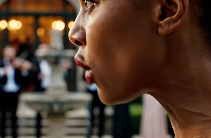 ‘Verkoop het herenhuis in Boston – de bruiloft van je zus is het belangrijkste evenement in deze familie,’ zei mijn zus, en het ongelooflijke was dat mijn ouders niet alleen instemden, maar het ook stilletjes te koop zetten terwijl ik in Chicago was. Maar op het moment dat het kadaster het eigendomsdossier, dat er zo perfect uitzag dat er geen twijfel over mogelijk was, openmaakte, begon de droom van mijn zus over een leven in het Four Seasons Hotel in duigen te vallen, terwijl iedereen nog steeds het glas hief…