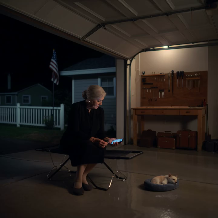 Op de dag dat mijn man overleed, zette mijn schoondochter mijn koffers in de garage – zich totaal niet bewust van de 19 miljoen dollar en de villa die hij me had nagelaten. Die avond zei ze: “Vanaf nu slaap je in de garage.” Pal ernaast stond het bed voor haar verwende hond. Ik glimlachte alleen maar en antwoordde zachtjes: “Goed dan” – want ze had geen idee dat ik op het punt stond de regels te herschrijven. Tegen de tijd dat ze het besefte… was alles al veranderd.