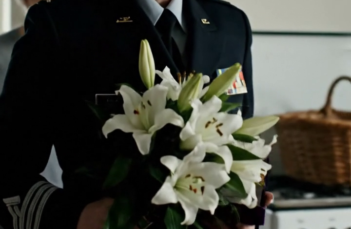 Op Moederdag bracht ik mijn moeder bloemen en vroeg ik naar de 6000 dollar die ik elke maand overmaakte. Ze keek verbaasd en zei: “Ik krijg hulp van de kerk.” Op dat moment kwamen mijn vader en mijn broer binnen.