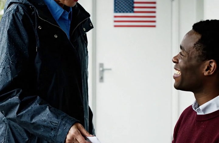 Ik heb vijftien uur gereden om bij de geboorte van mijn kleinzoon te kunnen zijn. Maar bij de ingang van het ziekenhuis hield mijn zoon me tegen en zei: “Mam? Wat doe je hier? Mijn vrouw zei dat ze je hier niet wil hebben. Ze wil alleen haar naaste familie erbij hebben.” Ik was er kapot van, maar ik respecteerde hun beslissing en ging rustig weg. Vier dagen later belde het ziekenhuis me op en zei: “Mevrouw, de rekening voor de bevalling bedraagt $10.300. Hoe wilt u de betaling regelen?” Ik haalde diep adem en gaf het enige antwoord dat ik eerlijk vond.