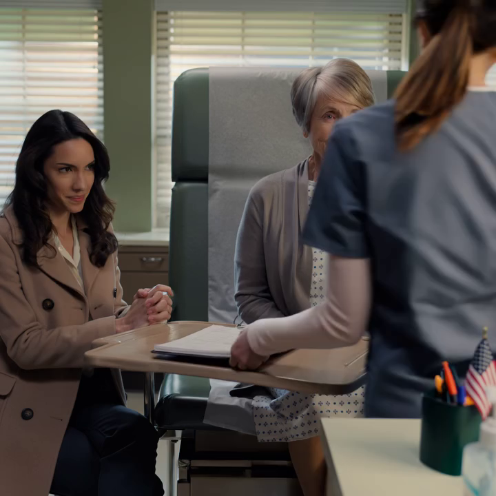 Toen de dokter naar de blauwe plekken op mijn arm vroeg, boog mijn dochter zich naar me toe en zei: “Ze is onhandig. Ze valt vaak,” alsof we dat zinnetje al tijdens de autorit hadden geoefend.