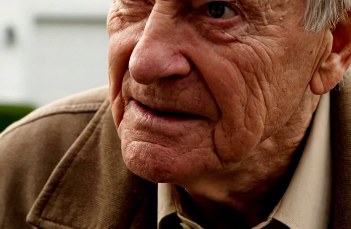 Nog steeds op krukken na een knieoperatie, kwam ik thuis in het huis dat ik al meer dan 40 jaar in Ohio had bewoond. Ik trof er vervangen sloten aan, de familiefoto’s waren verdwenen en mijn schoonzoon stond voor de deur en zei koud: “Vanaf nu is dit óns huis.” Ik schreeuwde niet. Ik keek hem recht in de ogen en gaf één antwoord waardoor die glimlach als sneeuw voor de zon verdween.