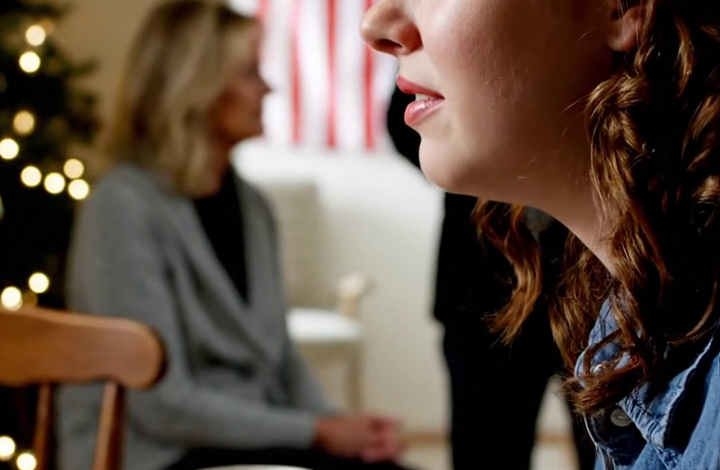 Op kerstochtend zei mijn vader: “Je moet nu even een stapje terug doen.” Mijn moeder voegde eraan toe: “Vergelijk jezelf alsjeblieft niet met je zus.” Ik glimlachte: “Dan kun je je eigen rekeningen betalen.” De volgende dag vroeg hij om een formele evaluatie – en de beoordelaar zei vier woorden.