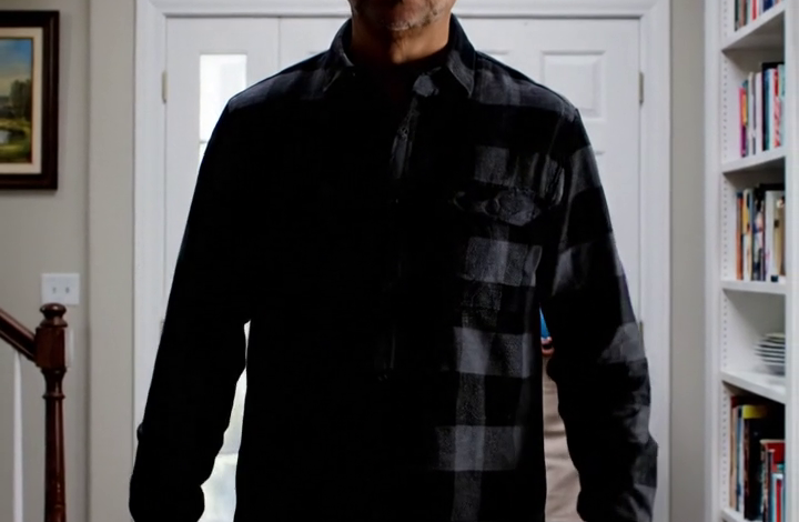 Terwijl mijn zoon en schoondochter op vakantie waren, had ik een schoonmaakster ingehuurd om te helpen met het huis. Nog geen uur later belde ze me op, haar stem trillend. “Meneer, er huilt iemand op zolder. Het is niet de tv.” Ik haastte me ernaartoe, denkend dat er een vergissing moest zijn, maar op het moment dat ik de zoldertrap naar beneden trok, besefte ik dat ze iets in dat huis hadden verstopt dat nooit gevonden had mogen worden.