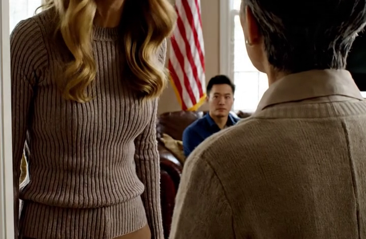 Mijn schoondochter zette de tv recht voor mijn neus uit en zei het alsof ze iemand die gratis in huis woonde de deur uit zette: “Ga maar boven in je slaapkamer tv kijken. Vanaf nu is deze ruimte voor ons, en je moet je plek in dit huis kennen.” Mijn zoon zat daar zwijgend toe te kijken hoe zijn vrouw zijn eigen moeder vernederde, en ik pakte stilletjes mijn sleutels en liep de koude nacht in — maar het was de man in pak die de volgende ochtend aan de deur stond die iemand deed beseffen dat er zojuist een grote fout was gemaakt.