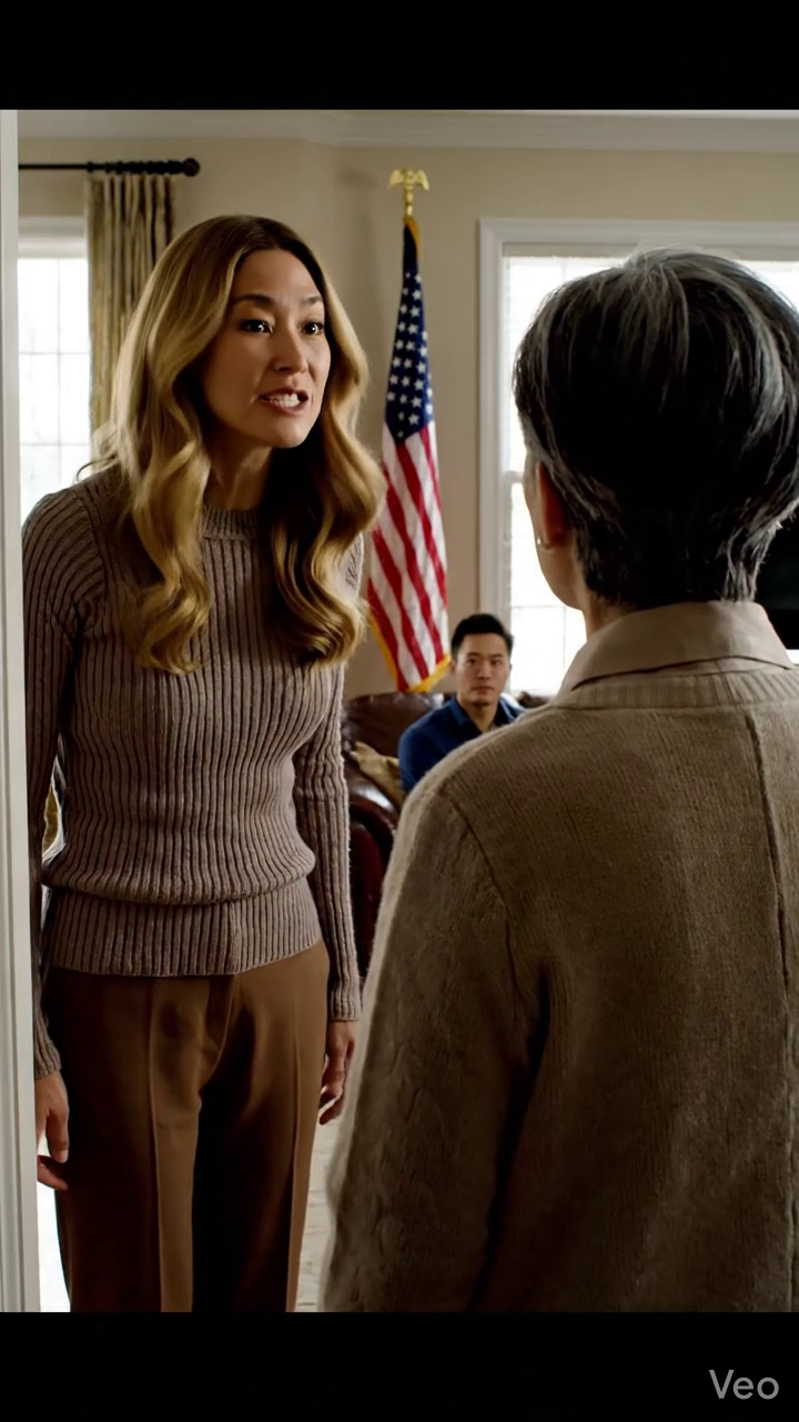 Mijn schoondochter zette de tv recht voor mijn neus uit en zei het alsof ze iemand die gratis in huis woonde de deur uit zette: “Ga maar boven in je slaapkamer tv kijken. Vanaf nu is deze ruimte voor ons, en je moet je plek in dit huis kennen.” Mijn zoon zat daar zwijgend toe te kijken hoe zijn vrouw zijn eigen moeder vernederde, en ik pakte stilletjes mijn sleutels en liep de koude nacht in — maar het was de man in pak die de volgende ochtend aan de deur stond die iemand deed beseffen dat er zojuist een grote fout was gemaakt.