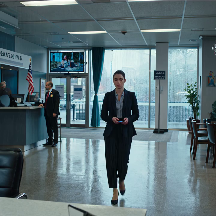 Ik betaalde de bruiloft van mijn zus, en toen bleek er $12.400 van mijn rekening verdwenen te zijn, grinnikte mijn moeder: “Je bent maar een helpende hand.” Dus liet ik de hele familie zien wat ze echt gestolen had.