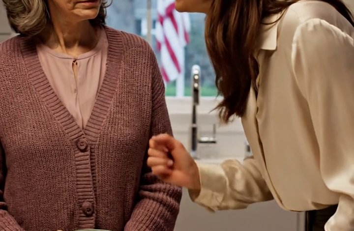 Mijn dochter spuugde me in mijn gezicht en noemde me een walgelijke oude vrouw. Ik zei niets, maar tegen de ochtend had ze MEER DAN ALLEEN GELD verloren