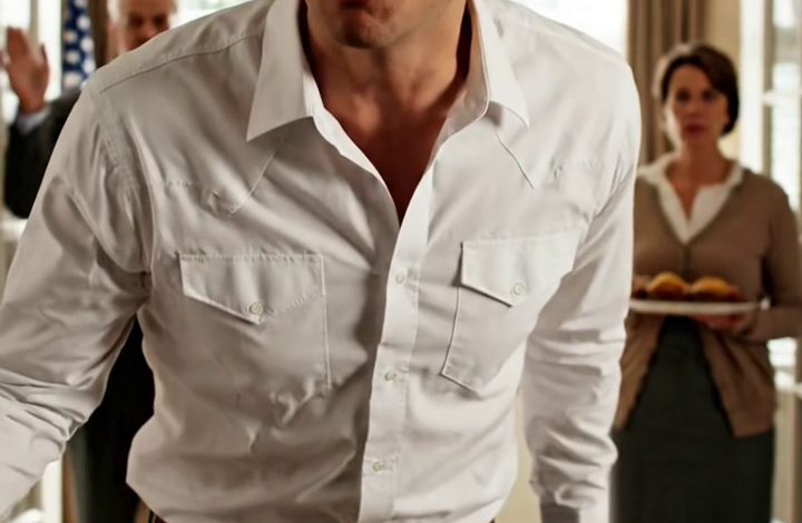 Drie dagen na mijn bruiloft stonden mijn ouders voor mijn deur met een contract en één eis: “Schrijf het huis over aan je broer. Je bent deze familie iets verschuldigd.” Ik protesteerde niet. Ik tekende elke pagina, zei niets en vertrok diezelfde avond zonder iemand te vertellen waar ik heen ging. De volgende ochtend beseften ze al dat ze een fout hadden gemaakt die ze niet meer konden herstellen.