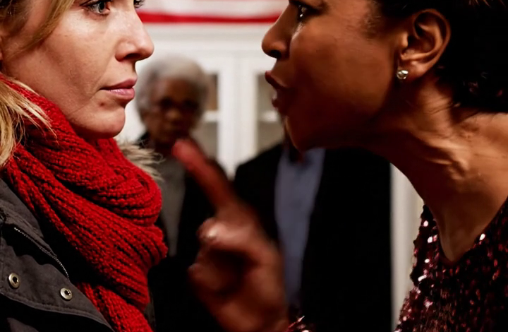 Ik kwam te laat aan op het kerstfeest en stond als versteend voor de deur toen ik mijn ouders hoorde proosten: “Het is geweldig dat Jenna er niet bij is.” Mijn zus voegde er meteen aan toe: “Niemand vindt het leuk dat ze er is.” Ik liep stilletjes terug naar mijn auto, belde mijn advocaat – en vanaf dat moment was hun kerstavond niet langer vredig.