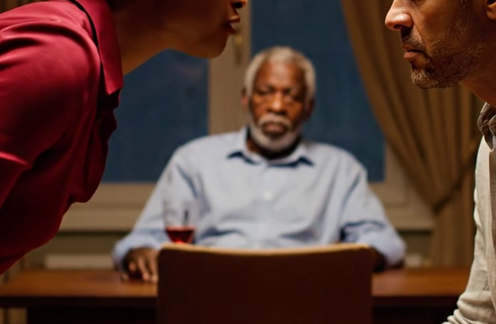 Tijdens het avondeten in het appartement naast de stomerij vroeg mijn zoon plotseling: “Papa, waarom woon je hier nog steeds? Wat is er gebeurd met het huis aan Sycamore Street dat ik voor je heb gerenoveerd?” Ik verstijfde, want niemand had me ooit sleutels gegeven, en toen hij zich omdraaide om zijn vrouw van de boekenclub te bellen, duurde de stilte aan de andere kant zo lang dat de hele keuken begreep dat er al veel te lang een geheim was verborgen.