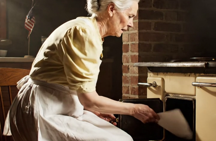 Mijn zoon vertelde de rechtbank dat ik niet langer veilig was in de buurt van mijn kleinkinderen en dwong me uit het huis dat mijn man en ik samen hadden opgebouwd. Een paar dagen later, alleen in de boerderij van mijn overleden echtgenoot, verplaatste ik een oude kachel, vond een verborgen kluis en begon ik de waarheid te lezen die hij me nooit had kunnen vertellen.