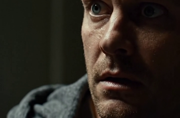 Het was nog steeds rumoerig op de schoolmarkt toen mijn dochter aan mijn jas trok: “Papa, kunnen we nu meteen naar huis?” We bereikten de auto, ze trok haar trui omhoog – en ik verstijfde: donkere kneuzingen over haar hele ribben. “Meneer Harrison,” fluisterde ze. De directeur. Ik verloor mijn kalmte niet voor de menigte. Ik deed haar veiligheidsgordel om, reed rechtstreeks naar het ziekenhuis en begon te bellen. Precies vier uur later kwam mijn vrouw thuis omdat…