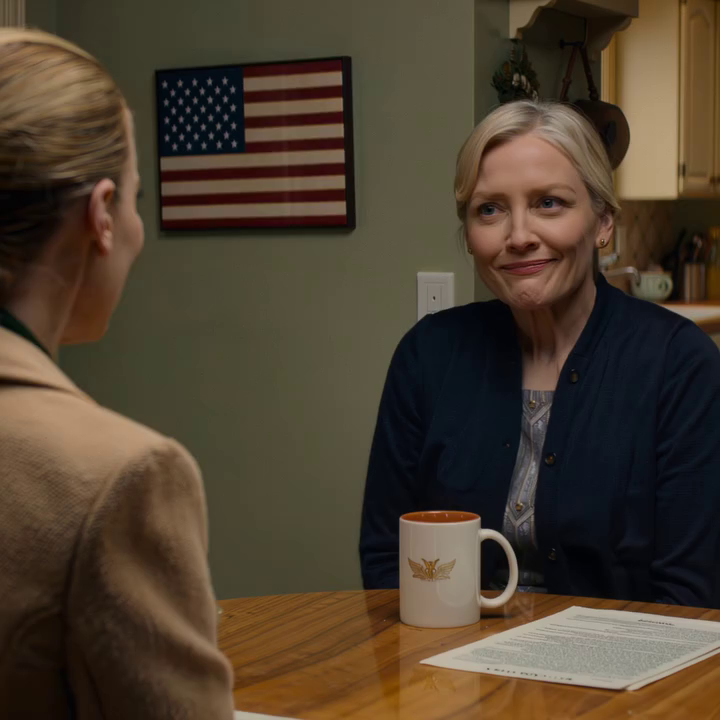 Ik kwam terug van de begrafenis van mijn man om mijn ouders en mijn zus te vertellen dat hij me 8,5 miljoen dollar en zes lofts in Manhattan had nagelaten, maar op het moment dat ik de veranda opstapte, ving ik een gesprek in de keuken op waardoor het bloed in mijn aderen stolde, en binnen enkele seconden begreep ik dat ik niet thuis was gekomen om in de armen van mijn familie te worden gesloten.