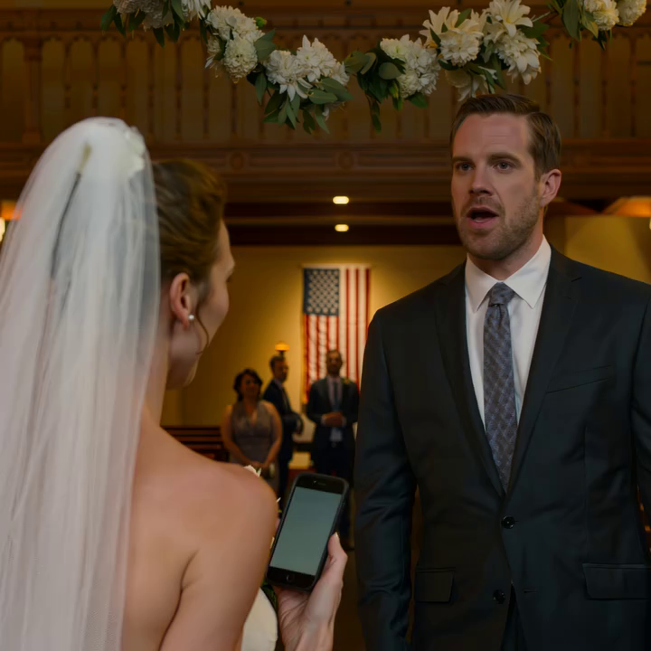 Op mijn trouwdag stuurde de zoon van mijn baas me een ontslagbericht en noemde het een ‘huwelijksgeschenk’. Ik dacht dat hij de mooiste dag van mijn leven had verpest, totdat mijn kersverse echtgenoot naar het scherm glimlachte en mijn telefoon drie uur later vol stond met 108 gemiste oproepen.