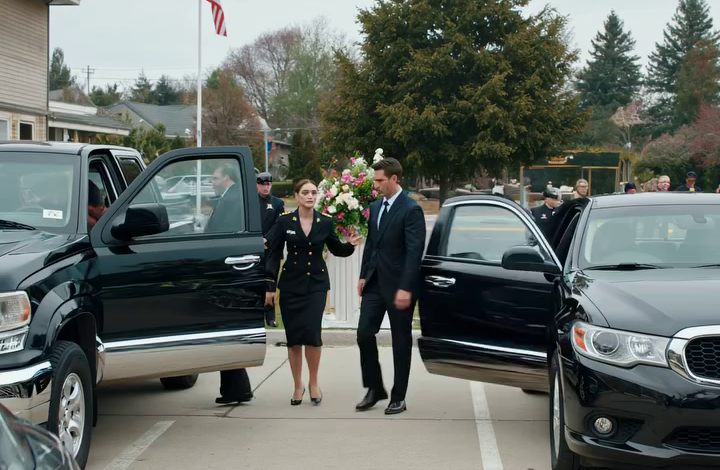 Mijn broer deed mijn diensttijd klinken als een onbeduidend gesprekje, totdat één telefoontje de FBI naar de herdenkingsdienst van mijn opa bracht…