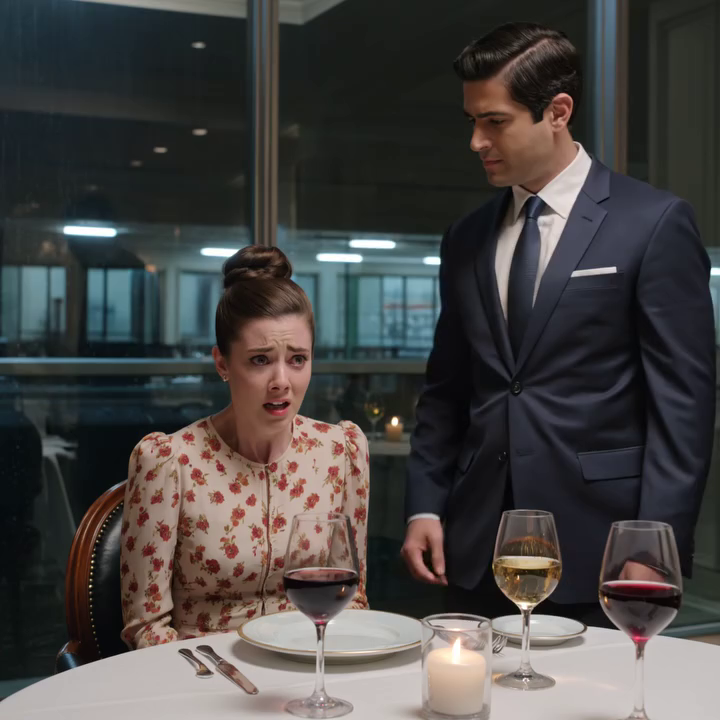 Midden in het restaurant trok mijn schoonzoon aan het haar van mijn dochter, waar iedereen bij was. Zijn vader zei zelfs: “Zo is het! Ze moet een lesje leren.” Mijn dochter barstte in tranen uit. Ik stond op – en vanaf dat moment begon alles te veranderen. Niemand durfde haar ooit nog te minachten.