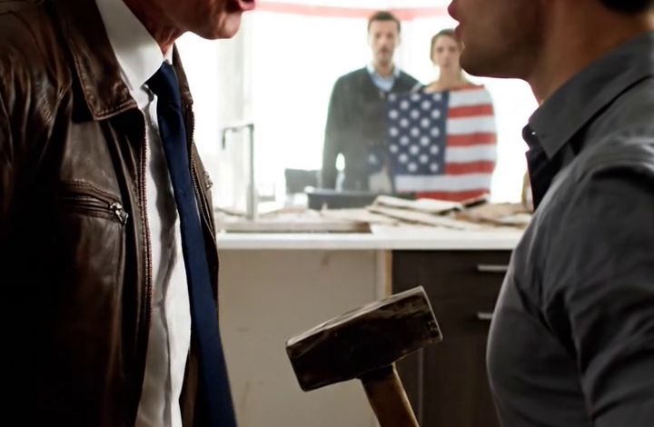 Ik kwam vroeg thuis omdat mijn afspraak was afgezegd, deed de deur open en zag mijn stiefvader mijn op maat gemaakte keuken van $90.000 met een moker aan gort slaan, terwijl de ploeg van mijn zus de keukenkastjes eruit sloopte alsof het huis al van hen was. Op het moment dat ik mijn eigen woonkamer binnenstormde om het te stoppen, begon alles een kant op te gaan die niemand meer kon beheersen…