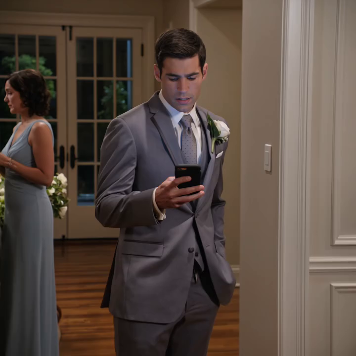 Mijn ouders zeiden dat ik niet was uitgenodigd voor de bruiloft van mijn broer, nadat ik hem een huis ter waarde van 770.000 dollar had geschonken. “Het is alleen voor de naaste familie,” lachte mijn broer. Dus terwijl de bruiloft gaande was, verkocht ik het huis. Wat de bruid deed toen ze bij het huis aankwamen, zorgde ervoor dat iedereen stilviel.