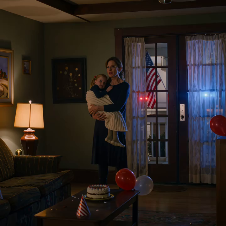 Niemand kwam naar het zevende verjaardagsfeestje van mijn kind… Twee dagen later ontving ik een bericht: “Ik heb $1.850 nodig voor het feestje van mijn zus.” Ik heb slechts $1 als “servicekosten” overgemaakt, stilletjes het slot vervangen… toen viel de stroom uit, een groen licht flitste door de kamer en een luidspreker riep het juiste adres van mijn huis om…