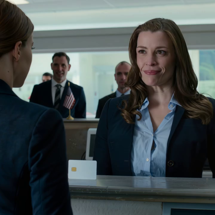 Na de begrafenis van mijn ouders nam mijn zus het ouderlijk huis in bezit, gooide me vervolgens een kaartje van 500 dollar toe alsof het ‘liefdadigheid voor de geadopteerde’ was, en zette me het huis uit waar ik was opgegroeid. Ik bewaarde het kaartje vijf jaar lang in een la, tot ik op een dag naar de bank ging om het te blokkeren en de kassière me aankeek alsof ze iets wist wat de hele familie had verzwegen.