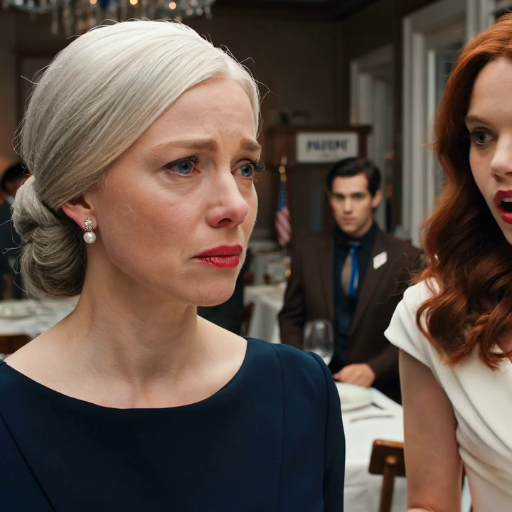 Tijdens een familiediner zei mijn schoondochter plotseling dat ze 800 dollar uit haar tas was kwijtgeraakt, en haar blik was meteen op mij gericht. Mijn zoon sprong op, geëmotioneerd, en riep luid: “Mijn vrouw liegt niet!”, waardoor ik overstuur en gekwetst achterbleef in het midden van een druk restaurant. Ik liep geschokt weg… totdat een ober naar me toe kwam en zei dat hij iets had gezien dat alles op zijn kop zou zetten.