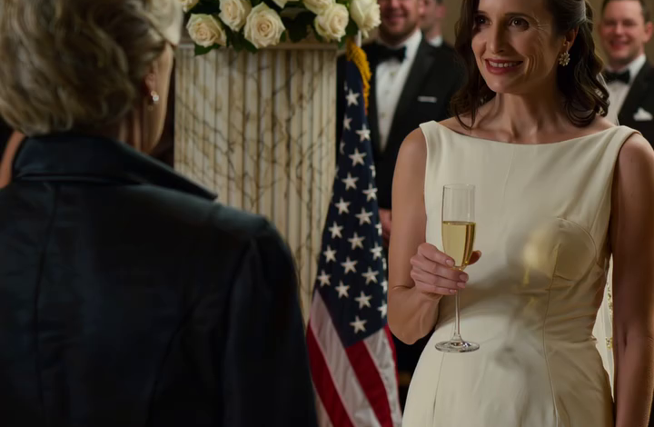 Op de bruiloft van mijn zoon in een weelderige balzaal hoorde ik per ongeluk mijn kersverse schoondochter zachtjes lachen met haar bruidsmeisje. Ze zeiden dat als er nog maar een paar tekenen van verwarring zouden zijn, ze me in een verzorgingstehuis zouden stoppen en het strandhuis dat mijn man en ik hadden gebouwd zouden afpakken. Ik hief mijn glas en glimlachte, maar de volgende ochtend tekende ik iets waardoor een paar familieleden echt in paniek raakten.