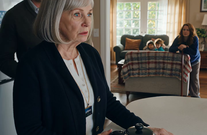 Mijn zoon verklaarde koelbloedig: “Mijn vrouw, de kinderen en mijn schoonmoeder trekken hier in – het appartement is te klein en klagen zal toch niets veranderen!” Ik ben 70 en heb 40 jaar als huishoudster gewerkt om dit huis te kunnen kopen. Hij riep hen vrolijk naar zich toe, de verhuiswagen stond pal voor de deur geparkeerd. Maar toen ze uitstapten, stonden ze versteld: de deur zat muurvast, het slot was gloednieuw en in de brievenbus zat slechts één envelop – met mijn naam erop.