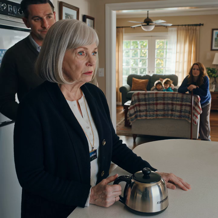 Mijn zoon verklaarde koelbloedig: “Mijn vrouw, de kinderen en mijn schoonmoeder trekken hier in – het appartement is te klein en klagen zal toch niets veranderen!” Ik ben 70 en heb 40 jaar als huishoudster gewerkt om dit huis te kunnen kopen. Hij riep hen vrolijk naar zich toe, de verhuiswagen stond pal voor de deur geparkeerd. Maar toen ze uitstapten, stonden ze versteld: de deur zat muurvast, het slot was gloednieuw en in de brievenbus zat slechts één envelop – met mijn naam erop.