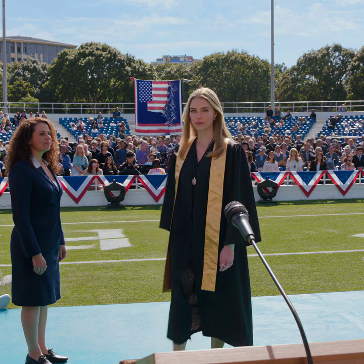 Mijn zus en ik studeerden samen af, maar mijn ouders betaalden alleen haar collegegeld omdat ze vonden dat zij potentie had en ik niet. Vier jaar later, tijdens onze diploma-uitreiking, zagen ze iets waardoor mijn moeder mijn vaders arm vastgreep en fluisterde: “Harold… wat hebben we gedaan?”