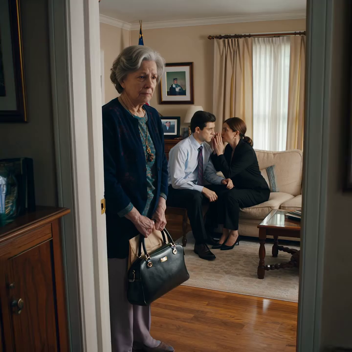 Ik kwam thuis van het notariskantoor. Op mijn 71e kon ik niet wachten om mijn zoon en schoondochter te vertellen dat mijn broer me drie appartementen en een strandhuis had nagelaten. Maar toen ik thuiskwam, hoorde ik hun stemmen achter de woonkamerdeur. Ik bleef stil en verstopte me in de gang. Wat ik vervolgens hoorde… deed me versteend van angst achter.