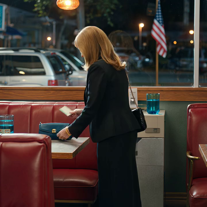 Mijn schoondochter zei: “Als je de sarcastische grapjes van mijn moeder niet leuk vindt, kun je de rekening betalen en weggaan,” toen ik eindelijk mijn mond opendeed tijdens het diner. Dus ik glimlachte, betaalde, stond op en liep weg… maar wat ik daarna deed, hadden ze nooit zien aankomen.