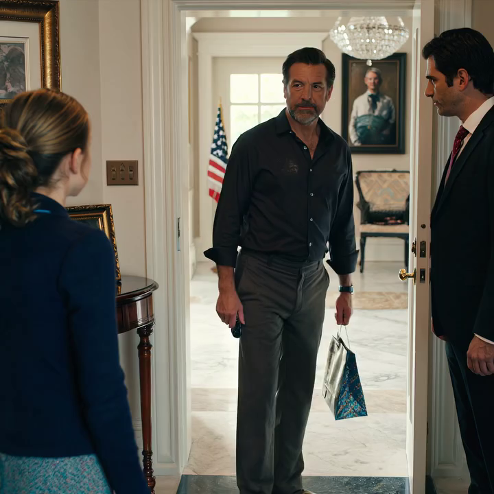 Mijn schoonzoon en zijn ouders hadden een hekel aan me, en op weg naar hun huis stopte ik om een zestigjarige vrouw te helpen met het repareren van haar auto. Daardoor was ik te laat en vies, dus jaagden ze me weg – maar toen kwam de vrouw die ik had geholpen alsnog opdagen.