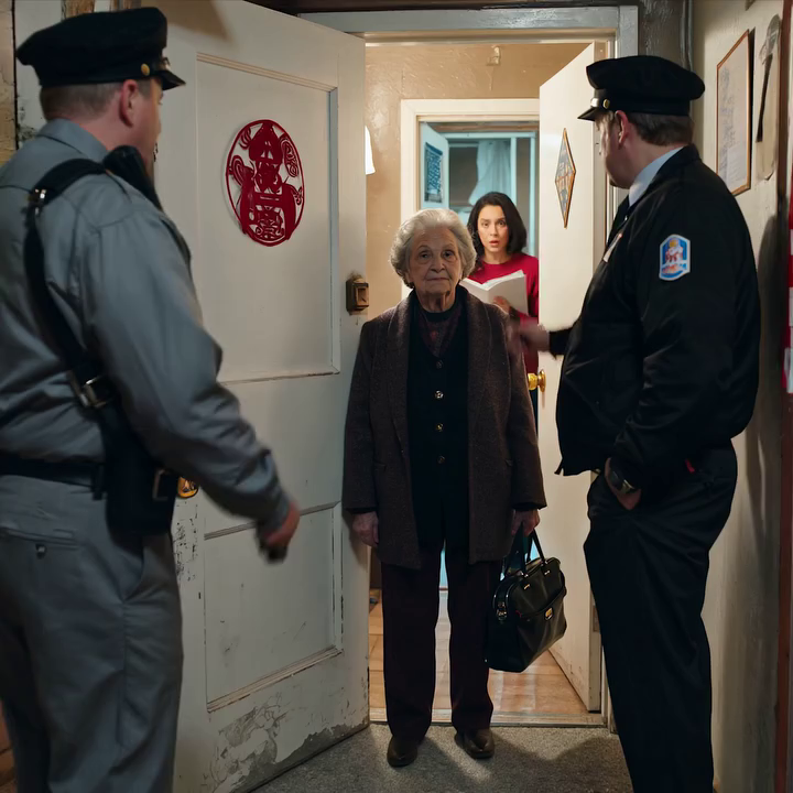 Op de begrafenis van mijn zoon gaf mijn schoondochter me 30 dagen de tijd om mijn huis te verlaten. Ik glimlachte, pakte een tas in en vertrok stilletjes. De volgende ochtend kreeg ze bezoek… de politie stond voor haar deur.