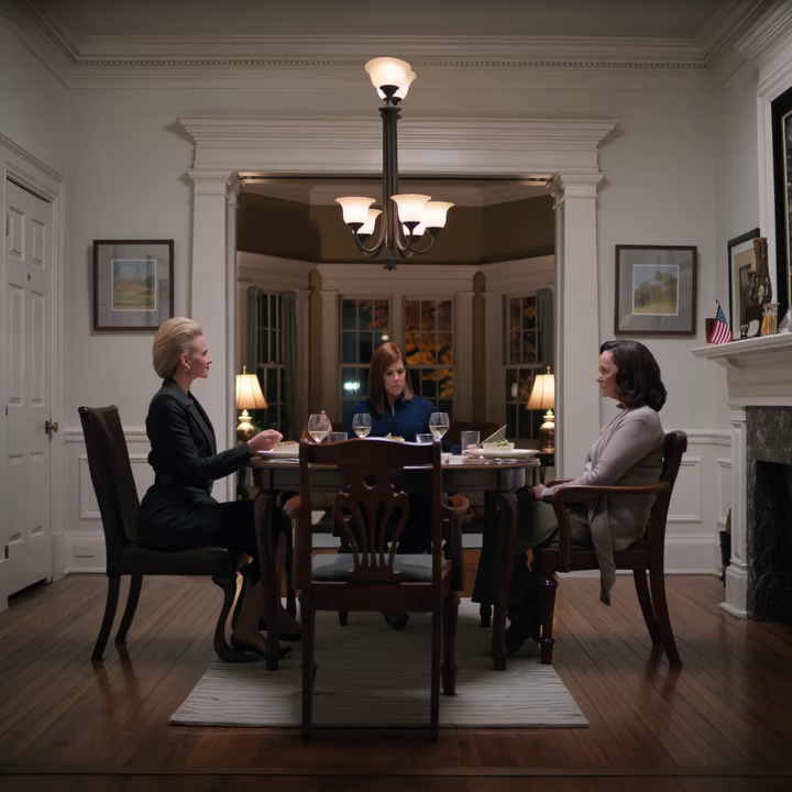 Mijn ouders eisten dat ik mijn huis aan mijn zus zou verkopen voor $250.000, anders zou ik uit de familie worden gezet. Afgelopen vrijdag belde ze me vervolgens 17 keer op en liet ze één voicemail achter: “Holly… wat heb je gedaan?”