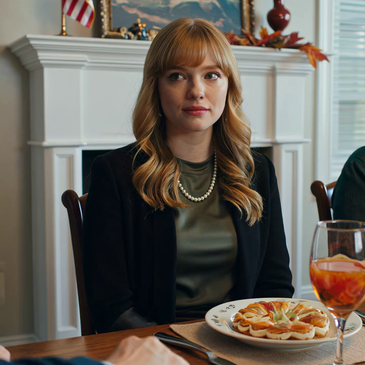 Mijn ouders vertelden alle familieleden dat ik mijn studie had afgebroken en een teleurstelling was, terwijl mijn zus bij elke familiebijeenkomst steevast lof kreeg voor haar rechtenstudie. Ze hadden geen idee wat ik zeven jaar lang in stilte had opgebouwd, en toen, tijdens het Thanksgiving-diner, verscheen er een nieuwsbericht op de telefoon van mijn oom – en zonder een woord te zeggen, draaide iedereen aan tafel zich één voor één om om naar me te staren.