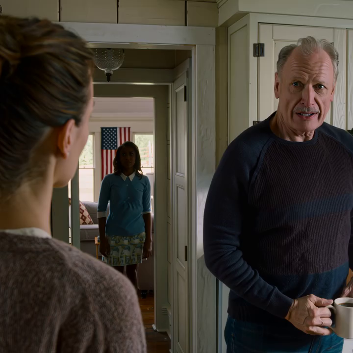 Ik had zoveel overuren gemaakt dat ik daar in het ziekenhuis in elkaar zakte. De dokters belden mijn ouders, maar die kwamen nooit. Mijn zus plaatste snel een lachende foto op Facebook en noemde me een ‘dramaqueen’. Ik had alleen maar verdrietig moeten zijn omdat ze me daar hadden achtergelaten, maar toen vond ik handtekeningen die niet van mij waren, schulden die ik nooit had betaald, een juridische procedure die in het ongewisse bleef, en op dat moment wist ik dat wat hen het meest bang maakte niet was dat ik zou instorten, maar dat ik nog helder genoeg was om elke regel te lezen.