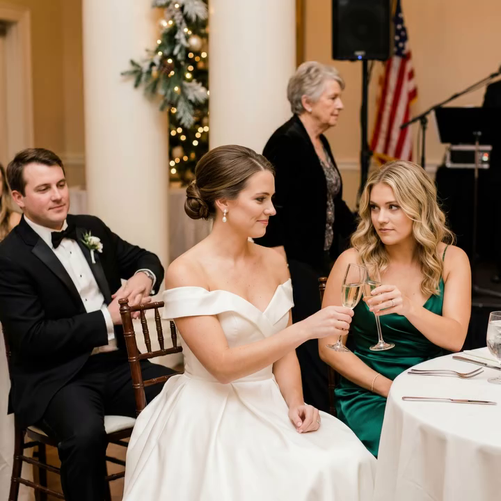 Op mijn bruiloft zag ik mijn zus stiekem iets in mijn champagneglas gieten. Ik verwisselde onze glazen. Toen ze de toast uitbracht, glimlachte ik. EN TOEN BEGON HET.