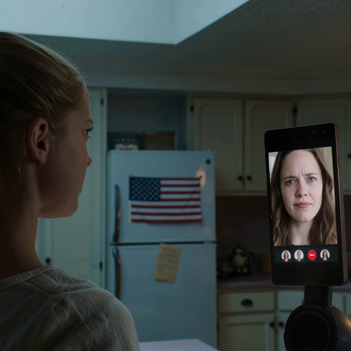 Op mijn zestiende verjaardag werd ik alleen achtergelaten in Westport, terwijl mijn vader, stiefmoeder en haar twee lievelingskinderen naar een feestje in een countryclub gingen alsof ik nooit had bestaan. Op de koelkast hing slechts één briefje: “Kom niet opdagen.” Ik vond dat al wreed genoeg, totdat de deurbel ging en mijn peetmoeder verscheen met een stapel juridische documenten die zo zwaar waren dat ze het hele feest die avond op zijn grondvesten deden schudden.