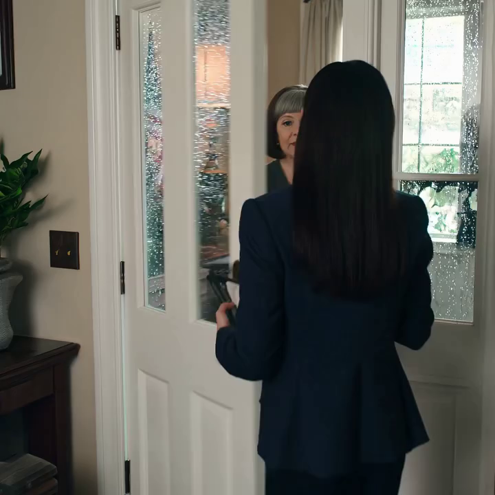 Mijn dochter zette haar zieke vijfjarige kind als een tas boodschappen voor mijn deur neer – en tien jaar later, na zijn video die 50 miljoen keer bekeken was, kwam ze terug met een advocaat en zei: “Geef mijn kind terug.”