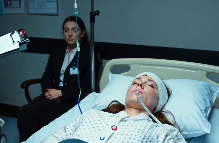 ‘Laat haar gaan. Wij betalen de operatie niet,’ zei mijn vader tegen de dokter terwijl ik in coma lag — en vervolgens tekende hij de verklaring dat hij niet gereanimeerd mocht worden, niet omdat ik stervende was, maar omdat mijn vrijlating de 15 miljoen dollar van mijn moeder zou vrijmaken en zijn wankelende medische imperium van een half miljard dollar zou redden.