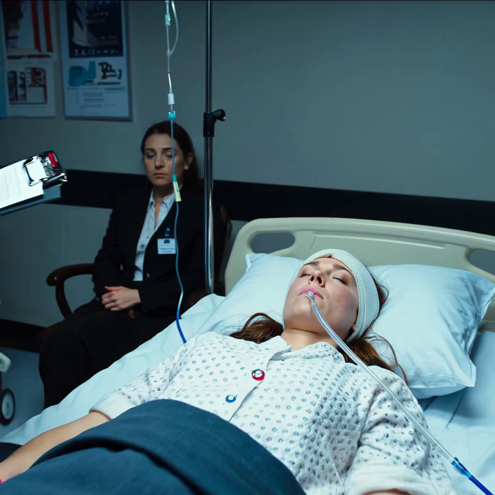 ‘Laat haar gaan. Wij betalen de operatie niet,’ zei mijn vader tegen de dokter terwijl ik in coma lag — en vervolgens tekende hij de verklaring dat hij niet gereanimeerd mocht worden, niet omdat ik stervende was, maar omdat mijn vrijlating de 15 miljoen dollar van mijn moeder zou vrijmaken en zijn wankelende medische imperium van een half miljard dollar zou redden.