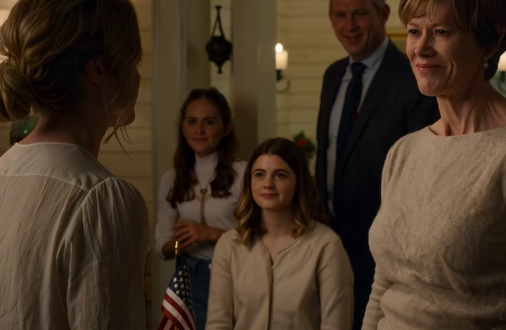 Mijn ouders zeiden dat ik mijn studie zelf moest betalen, terwijl mijn zus alles voor haar rekening nam. Negen jaar later keerde ik terug naar haar bruiloft, en plotseling voelde iedereen in de zaal dat er iets ontbrak.